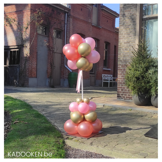 Ballonboom op vaste structuur met versierde basis